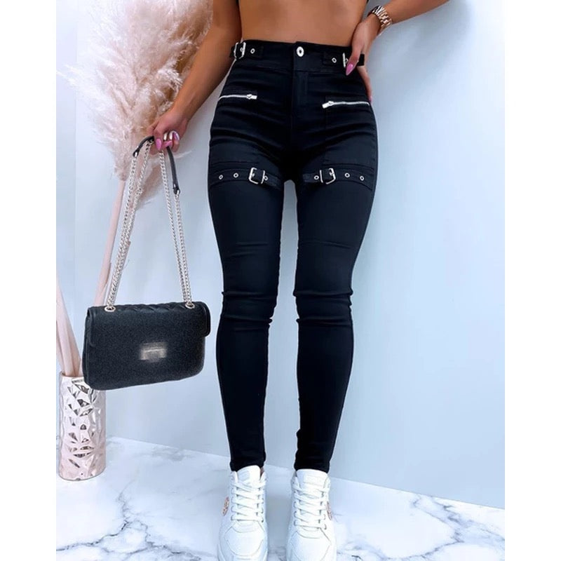 Schwarze Hose mit Gürtel