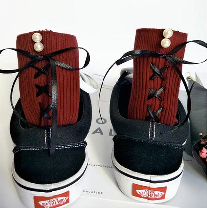 Socken mit überkreuzten Bändern