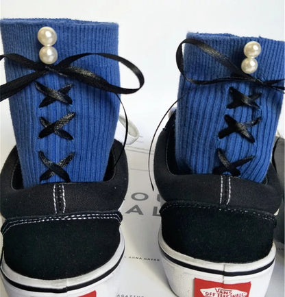 Socken mit überkreuzten Bändern
