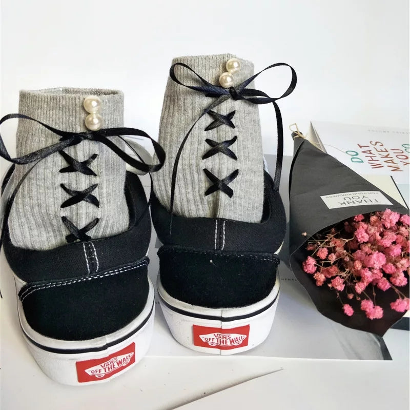 Socken mit überkreuzten Bändern