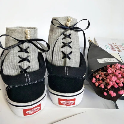 Socken mit überkreuzten Bändern