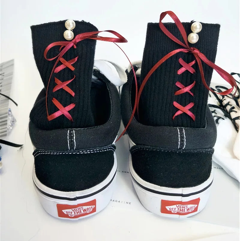 Socken mit überkreuzten Bändern