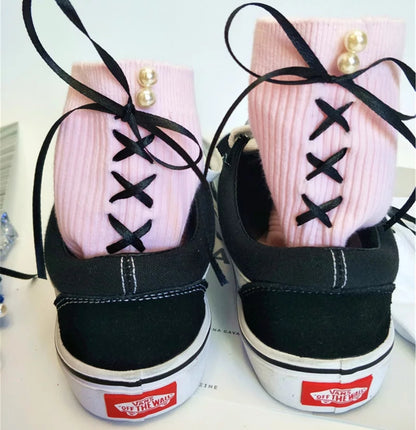 Socken mit überkreuzten Bändern